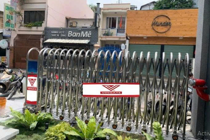 Lắp đặt cổng xếp tại 11 Nam Quốc Cang, Q1, TP.HCM