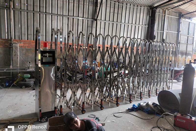 Cổng xếp inox trong nước V01