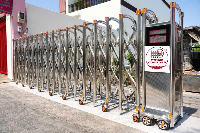 Cong-xep-Inox-hang-Viet-Nam-V09C-1 Cổng xếp inox hàng Việt Nam V09C thiết kế hiện đại và vận hành bền bỉ