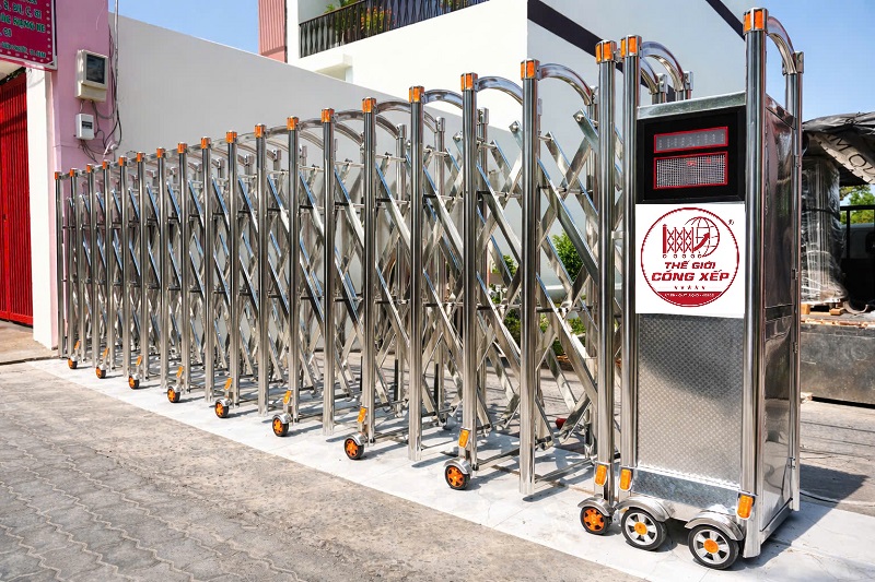 Mẫu cổng xếp inox V70 hiện đại lắp đặt cho công ty và nhà máy