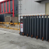 Cổng xếp hợp kim nhôm v16lg được lắp đặt thực tế tại công trình