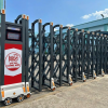 Cổng xếp nhôm VN04 nổi bật với kết cấu chắc chắn, khả năng chống oxy hóa cao và thiết kế sang trọng, giúp công trình tăng tính thẩm mỹ và đảm bảo độ bền khi sử dụng lâu dài ngoài trời.