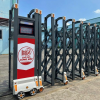 Cổng xếp nhôm VN04 nổi bật với kết cấu chắc chắn, khả năng chống oxy hóa cao và thiết kế sang trọng, giúp công trình tăng tính thẩm mỹ và đảm bảo độ bền khi sử dụng lâu dài ngoài trời.