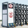 Cổng xếp hợp kim nhôm Vingate với thiết kế khung đen chắc chắn, hiện đại. Sản phẩm sử dụng hệ thống bánh xe cao cấp và motor tự động thông minh, là lựa chọn tối ưu cho cổng cơ quan và khu công nghiệp.