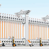 Mẫu cổng xếp nhôm V42 nổi bật với họa tiết ngôi sao trên đỉnh trụ và đèn LED chữ chạy. Sản phẩm có khung nhôm dày dặn, bánh xe chống mài mòn, phù hợp cho các công trình hiện đại.