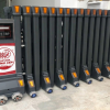 Mẫu cổng xếp nhôm V51 lắp đặt tại công trình thực tế. Thân cổng vững chãi với các thanh nhôm cao cấp. Màu sắc trang nhã phù hợp nhiều không gian kiến trúc. V51 là lựa chọn hàng đầu cho các nhà máy hiện đại.