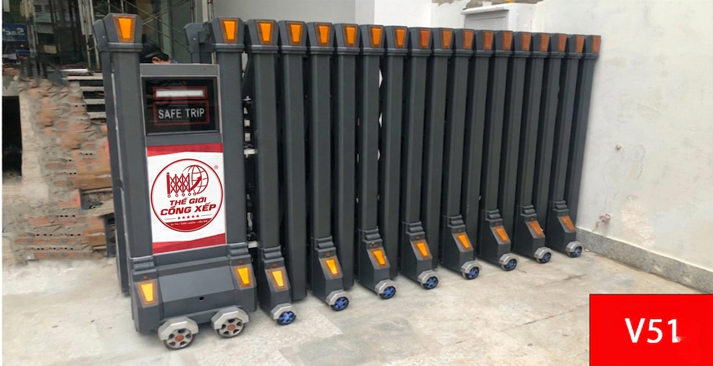 cong-xep-nhom-nhap-khau-cao-cap-v51.3 Mẫu cổng xếp nhôm V51 lắp đặt tại công trình thực tế. Thân cổng vững chãi với các thanh nhôm cao cấp. Màu sắc trang nhã phù hợp nhiều không gian kiến trúc. V51 là lựa chọn hàng đầu cho các nhà máy hiện đại.