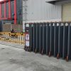 Lắp đặt hệ thống cổng xếp hợp kim nhôm V16LG kết hợp barie tự động cho nhà máy, xí nghiệp.