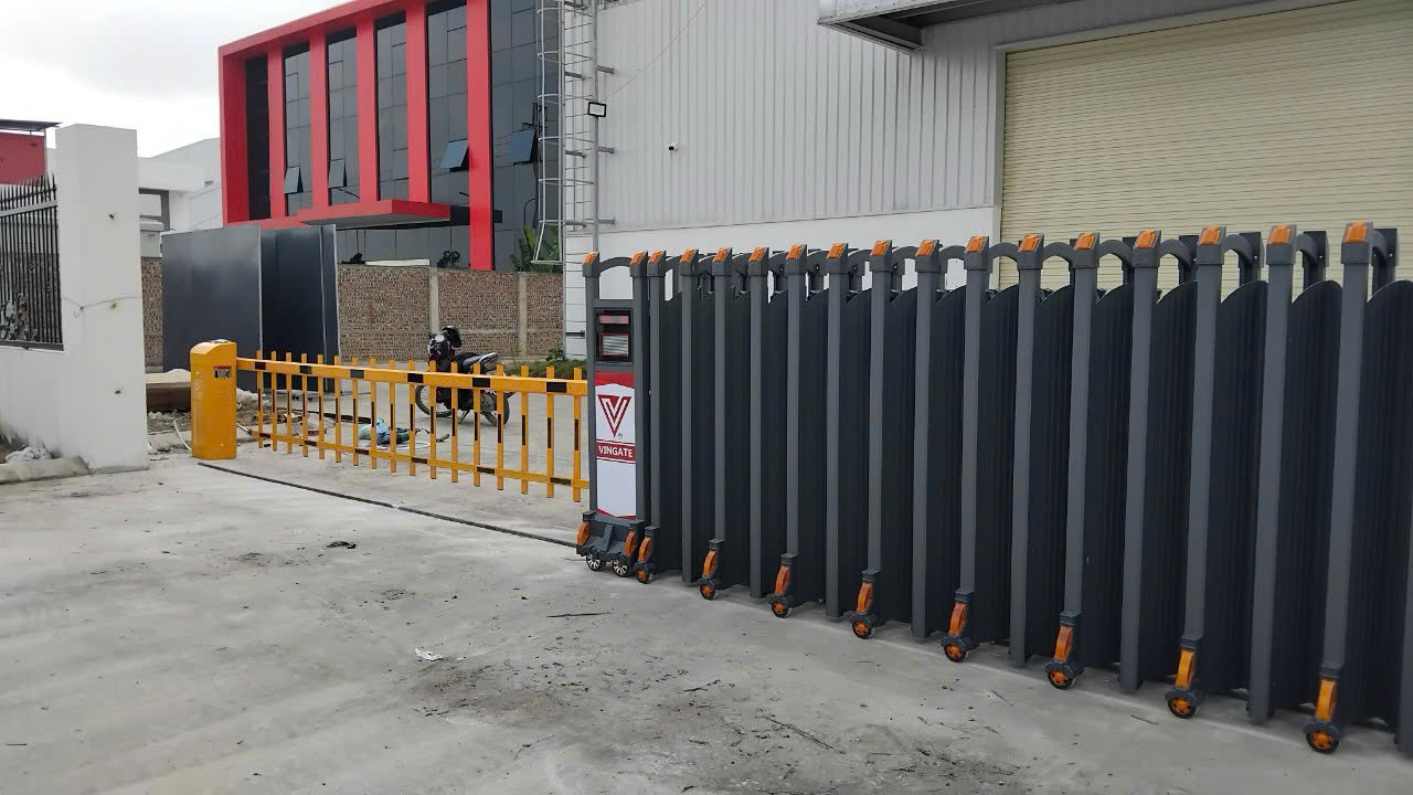 Lắp đặt hệ thống cổng xếp hợp kim nhôm V16LG kết hợp barie tự động cho nhà máy, xí nghiệp.