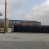 Cổng xếp hợp kim nhôm V16LG lắp đặt tại cổng nhà máy khu công nghiệp.