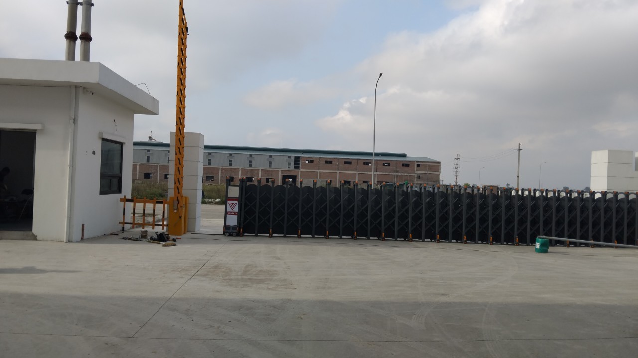 cong-xep-hop-kim-nhom-v16lg.3 Cổng xếp hợp kim nhôm V16LG lắp đặt tại cổng nhà máy khu công nghiệp.