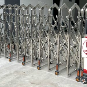 Cổng xếp inox tự động V11 thiết kế hiện đại và chắc chắn