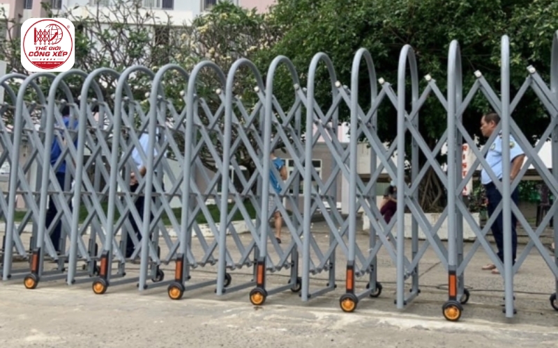 Cổng xếp kéo tay: Ưu điểm, cấu tạo, báo giá 