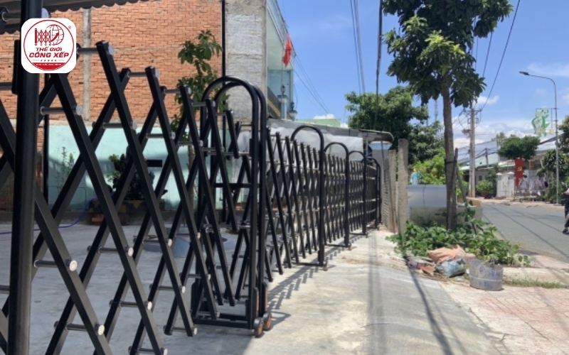 Cổng xếp kéo tay: Ưu điểm, cấu tạo, báo giá 