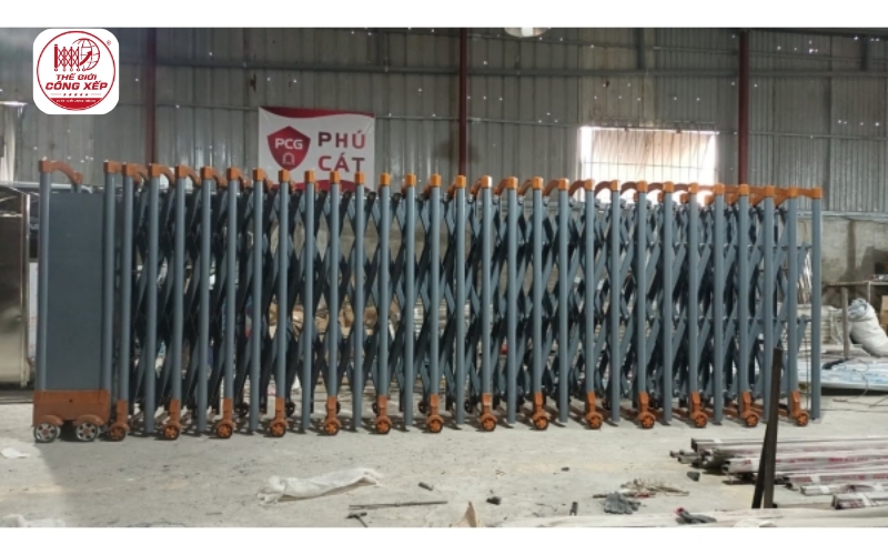 Cổng xếp kéo tay: Ưu điểm, cấu tạo, báo giá 
