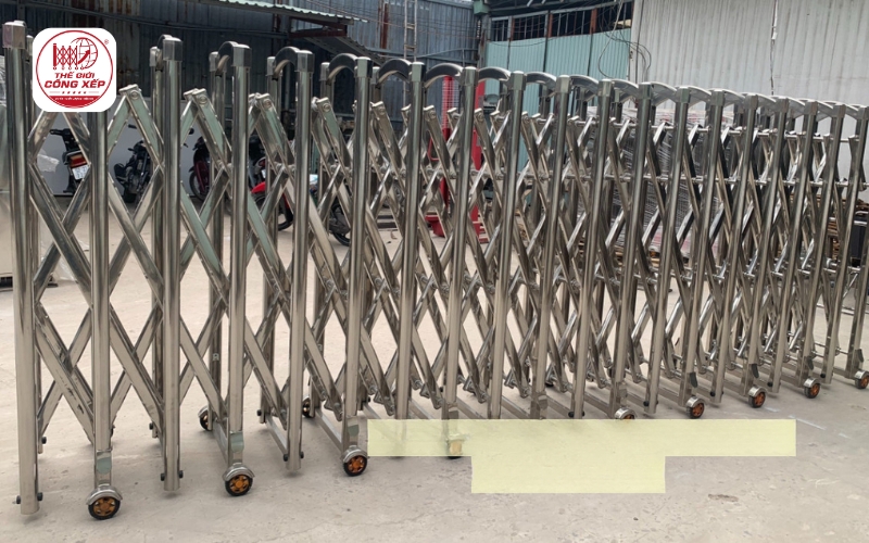 Cổng xếp kéo tay: Ưu điểm, cấu tạo, báo giá 