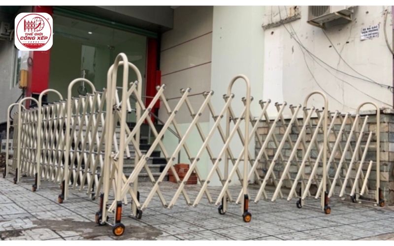 Cổng xếp kéo tay: Ưu điểm, cấu tạo, báo giá 
