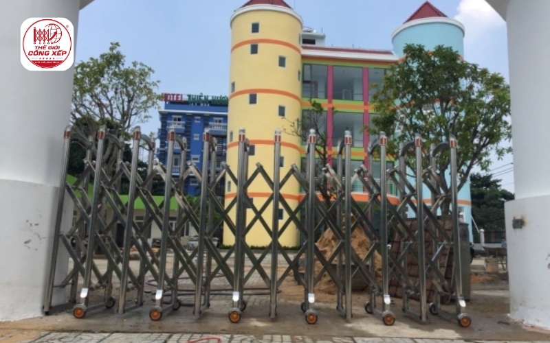 Cổng xếp kéo tay: Ưu điểm, cấu tạo, báo giá 