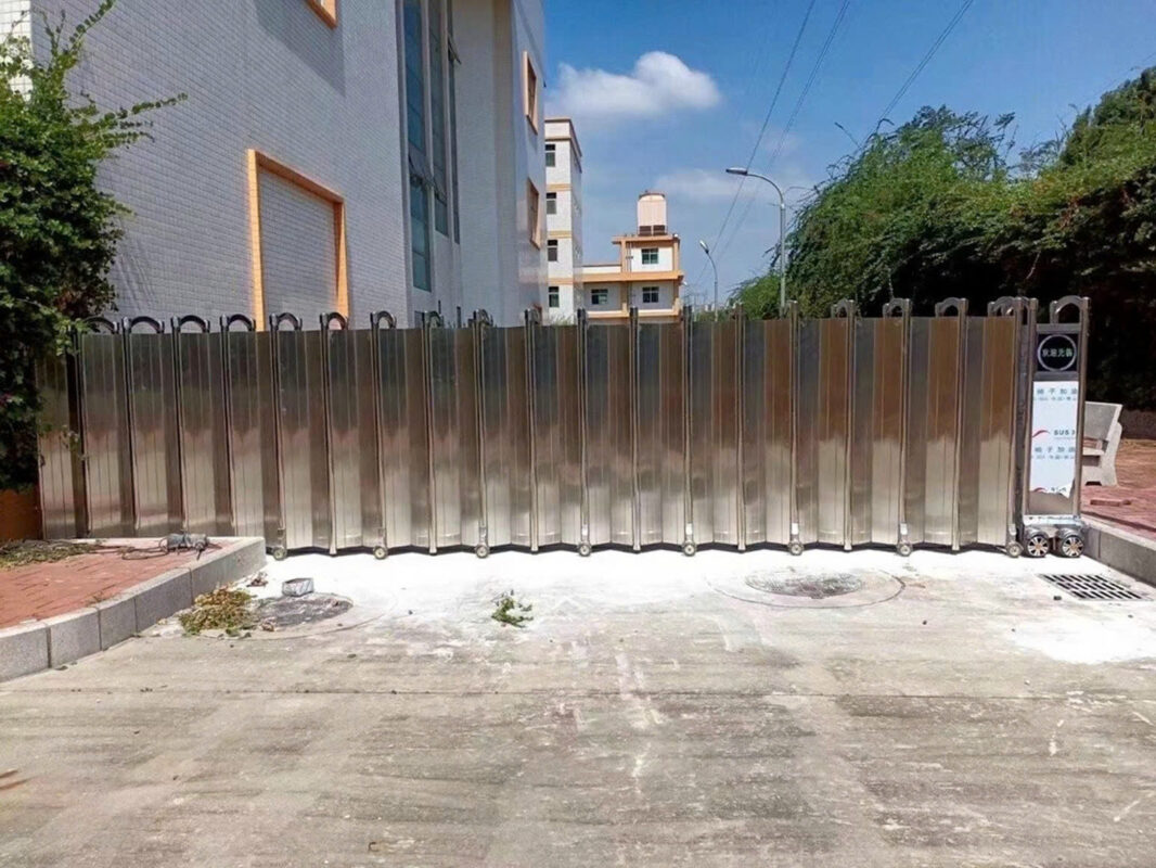 Cổng xếp tự động hàng trong nước V31 có lá gió inox 304 vận hành bền bỉ