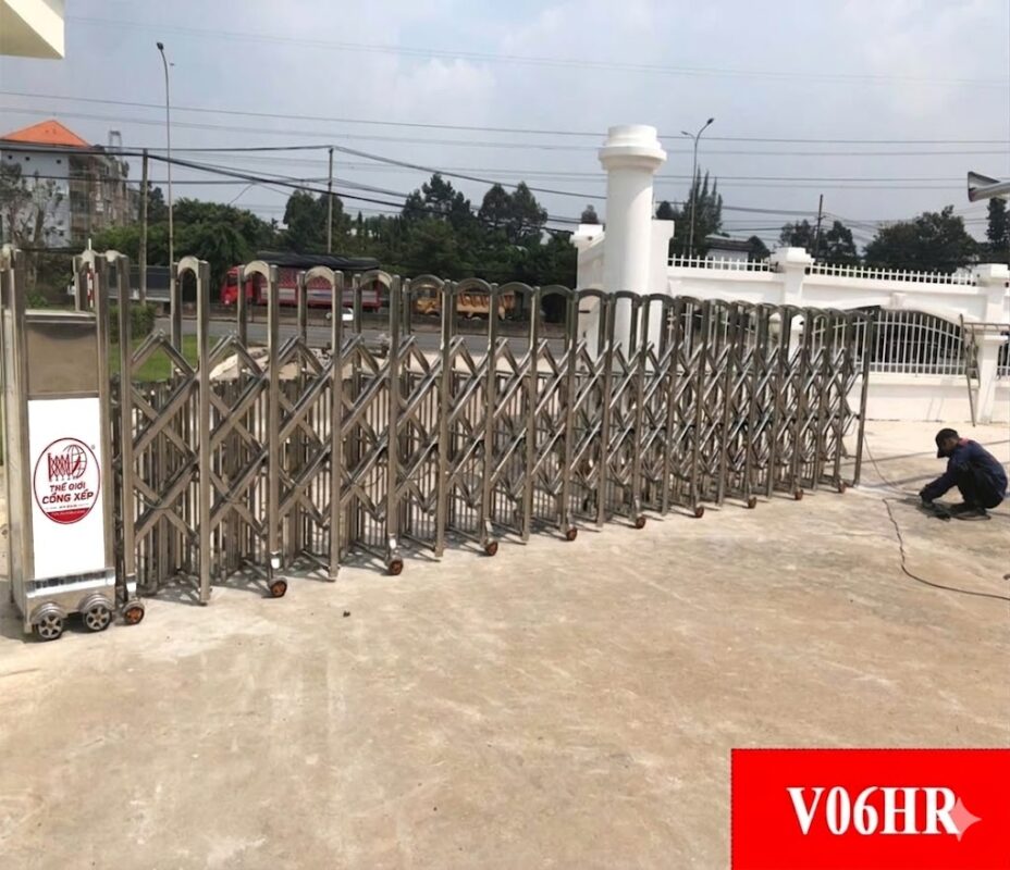 Cổng xếp tự động V06HR inox cao cấp tích hợp hàng rào chắn an ninh