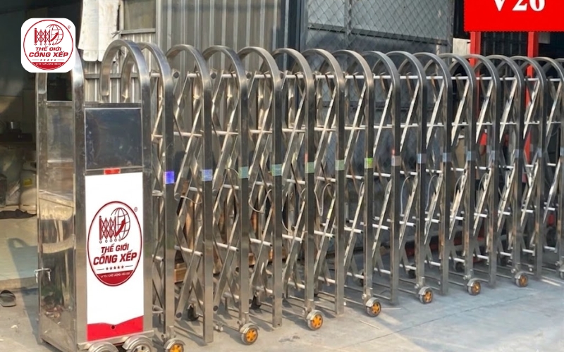 Nên mua cổng xếp trong nước hay nhập khẩu