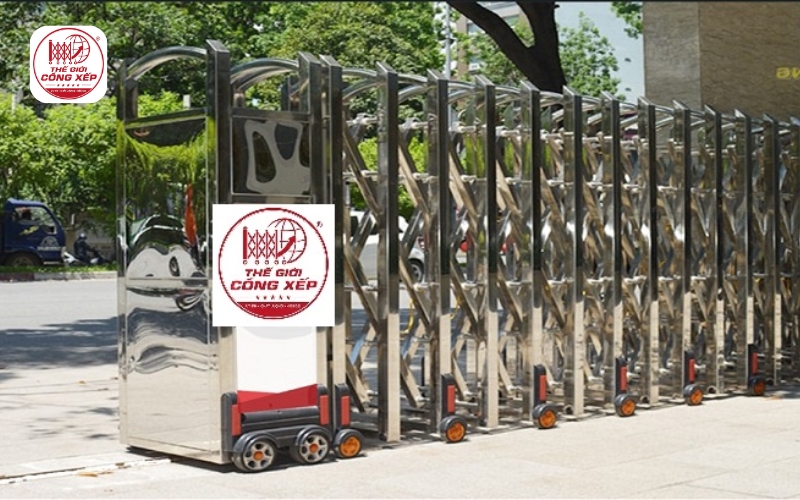 Nên mua cổng xếp trong nước hay nhập khẩu