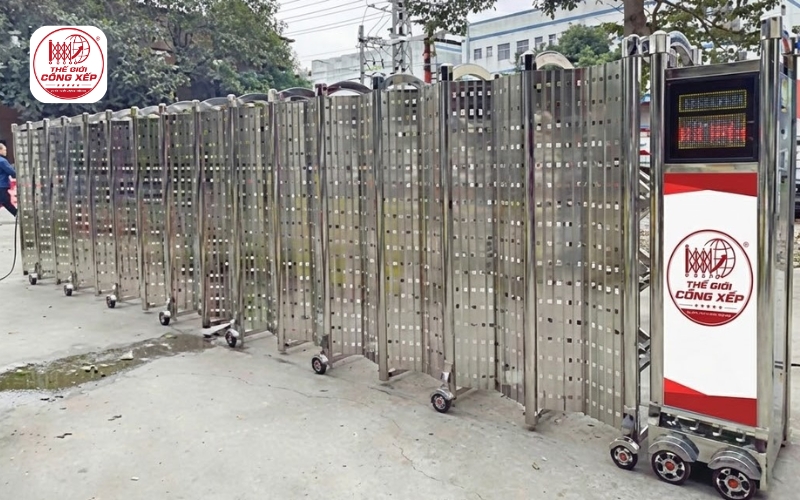 Nên mua cổng xếp trong nước hay nhập khẩu