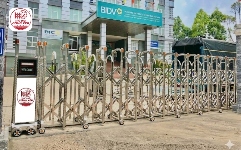 Nên mua cổng xếp trong nước hay nhập khẩu