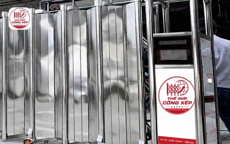 Nên mua cổng xếp trong nước hay nhập khẩu