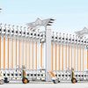 Mẫu cổng xếp nhôm V42 nổi bật với họa tiết ngôi sao trên đỉnh trụ và đèn LED chữ chạy. Sản phẩm có khung nhôm dày dặn, bánh xe chống mài mòn, phù hợp cho các công trình hiện đại.
