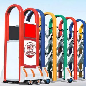 Cận cảnh đầu kéo cổng xếp nhôm nhập khẩu V47 phối màu đa sắc nổi bật với logo Vingate và màn hình LED.
