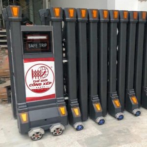 Mẫu cổng xếp nhôm V51 lắp đặt tại công trình thực tế. Thân cổng vững chãi với các thanh nhôm cao cấp. Màu sắc trang nhã phù hợp nhiều không gian kiến trúc. V51 là lựa chọn hàng đầu cho các nhà máy hiện đại.