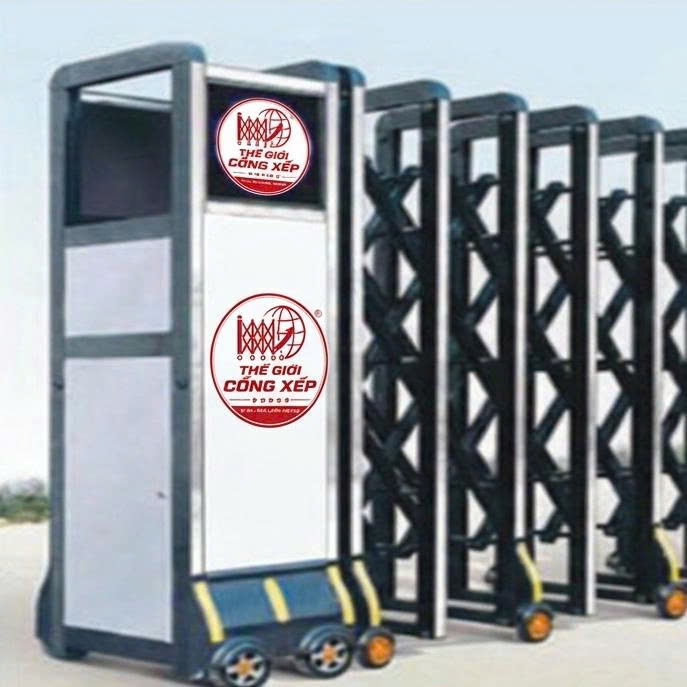 v62 Cổng xếp hợp kim nhôm với thiết kế khung đen chắc chắn, hiện đại. Sản phẩm sử dụng hệ thống bánh xe cao cấp và motor tự động thông minh, là lựa chọn tối ưu cho cổng cơ quan và khu công nghiệp.