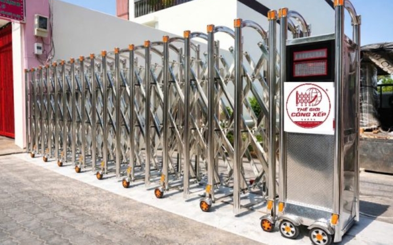 Cổng xếp inox hay cổng xếp hợp kim nhôm, chọn loại nào?
