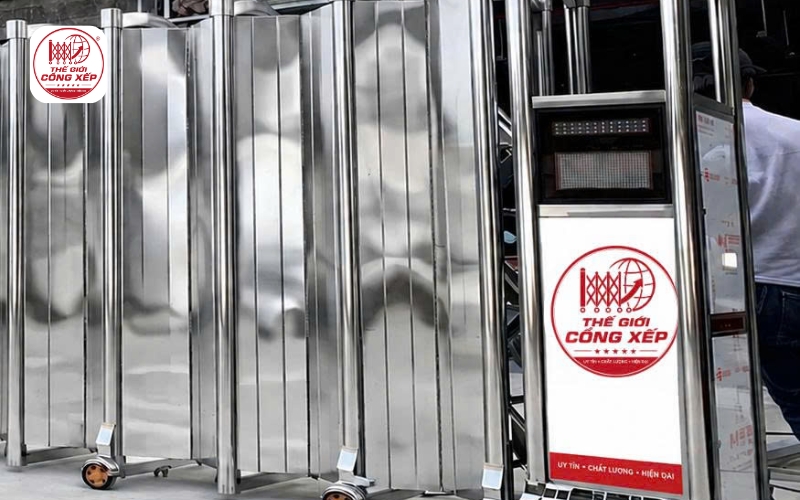 Cổng xếp inox hay cổng xếp hợp kim nhôm, chọn loại nào?