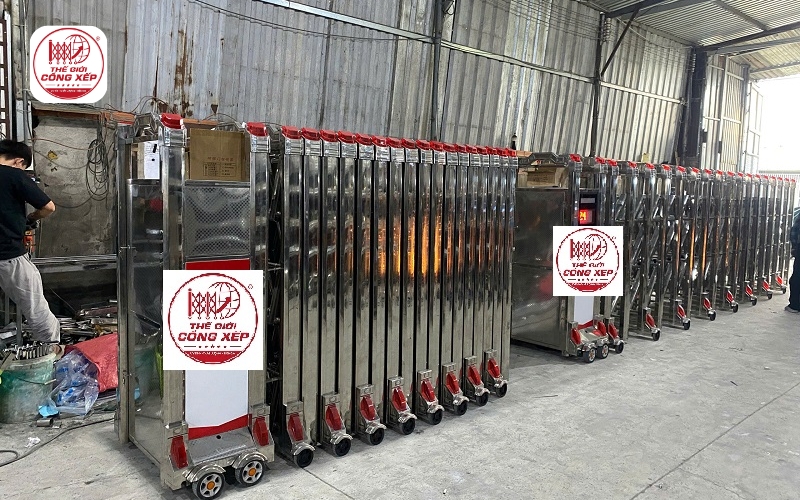 lắp đặt cổng xếp inox