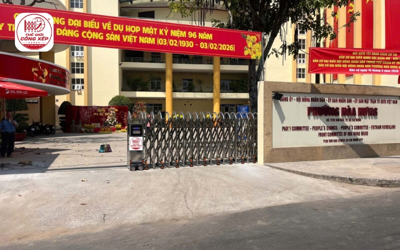 lắp đặt cổng xếp inox
