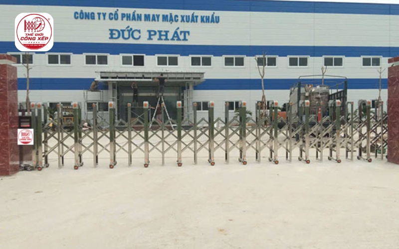 lắp đặt cổng xếp inox