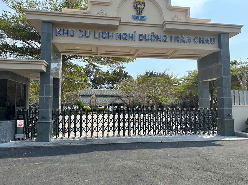 Lắp đặt cổng xếp nhôm V04N tại Khu du lịch nghỉ dưỡng Trân Châu