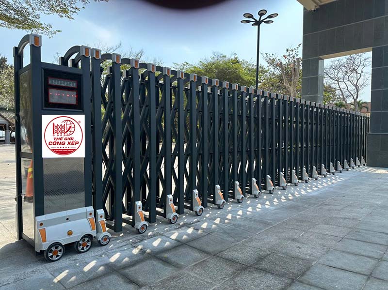 Lắp đặt cổng xếp nhôm V04N tại Khu du lịch nghỉ dưỡng Trân Châu
