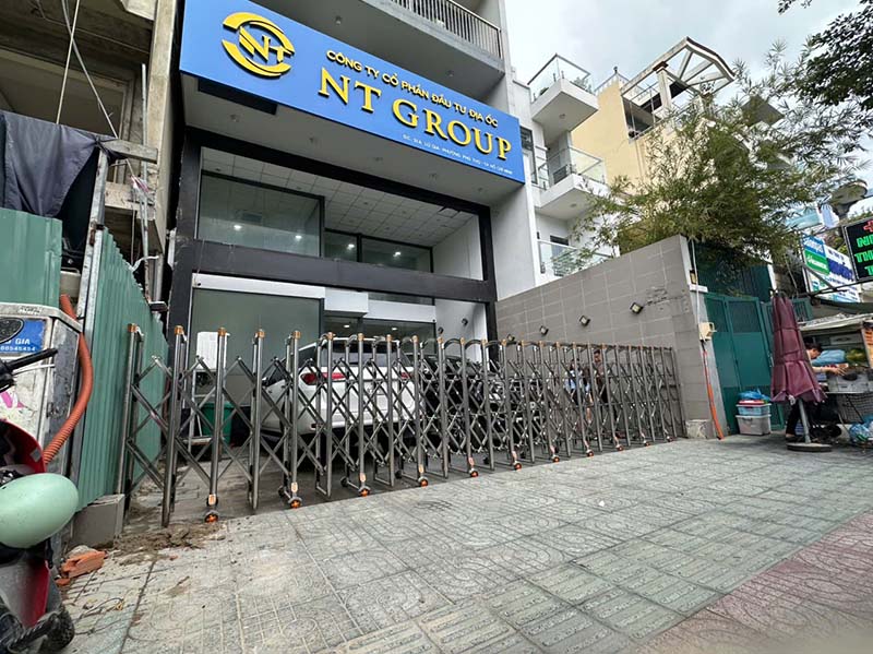 Lắp đặt cổng xếp tự động kéo ray V09C tại công ty NT group