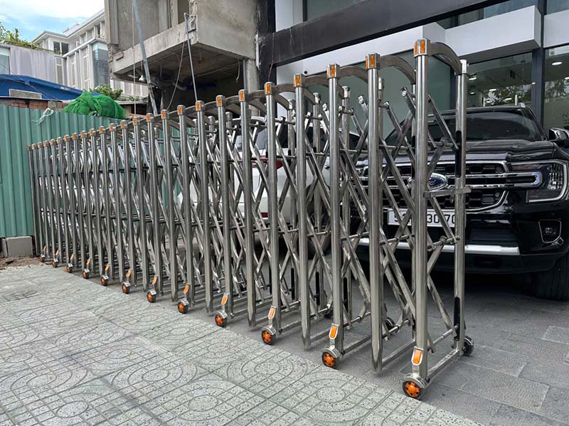 Lắp đặt cổng xếp tự động kéo ray V09C tại công ty NT group