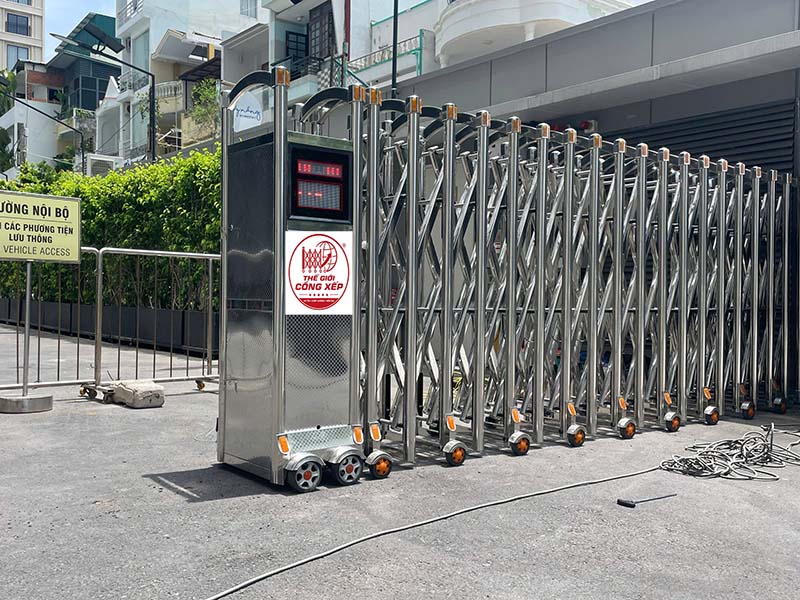 Lắp đặt cổng xếp tự động V09 tại Khánh Hòa