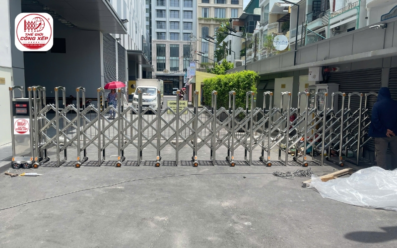 cổng xếp có ray và không ray