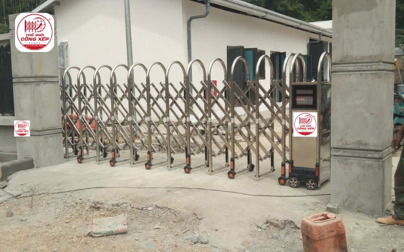 cổng xếp có ray và không ray