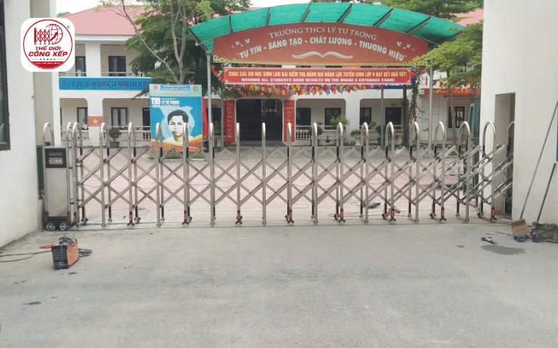 cổng xếp có ray và không ray