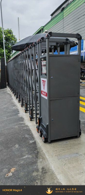 Thế Giới Cổng Xếp vừa hoàn thiện và bàn giao cổng xếp tự động cảm ứng từ không đường ray mã HMKV03 với kích thước chiều cao 1,6m, chiều dài 11m. Sản phẩm sử dụng hộp mạ kẽm cao cấp, kết hợp hệ thống điều khiển thông minh bằng cảm ứng từ, mang đến khả năng vận hành êm ái, an toàn và thẩm mỹ cho công trình.

Thông tin dự án
Sản phẩm: Cổng xếp tự động cảm ứng từ không đường ray
Mã sản phẩm: HMKV03
Chất liệu: Hộp mạ kẽm sơn tĩnh điện
Chiều cao: 1,6m
Chiều dài: 11m
Hệ thống dẫn hướng: Cảm ứng từ không đường ray
Đơn vị thi công: Thế Giới Cổng Xếp