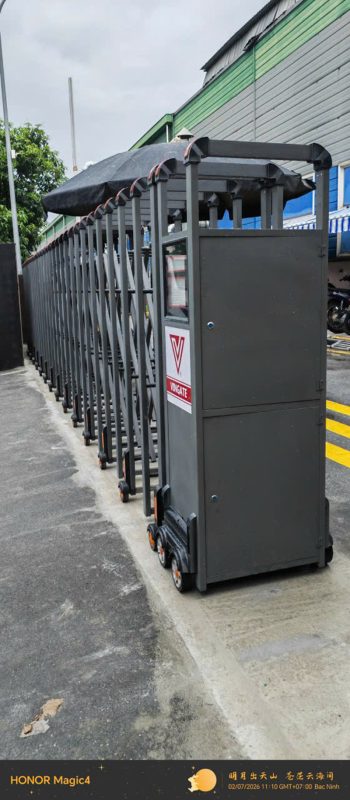 Thế Giới Cổng Xếp vừa hoàn thiện và bàn giao cổng xếp tự động cảm ứng từ không đường ray mã HMKV03 với kích thước chiều cao 1,6m, chiều dài 11m. Sản phẩm sử dụng hộp mạ kẽm cao cấp, kết hợp hệ thống điều khiển thông minh bằng cảm ứng từ, mang đến khả năng vận hành êm ái, an toàn và thẩm mỹ cho công trình.

Thông tin dự án
Sản phẩm: Cổng xếp tự động cảm ứng từ không đường ray
Mã sản phẩm: HMKV03
Chất liệu: Hộp mạ kẽm sơn tĩnh điện
Chiều cao: 1,6m
Chiều dài: 11m
Hệ thống dẫn hướng: Cảm ứng từ không đường ray
Đơn vị thi công: Thế Giới Cổng Xếp