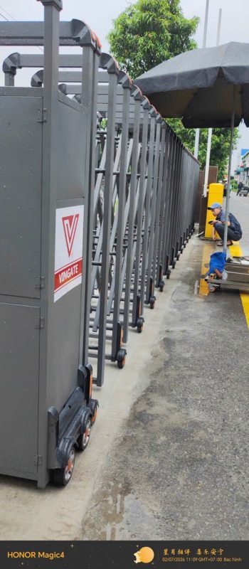 Thế Giới Cổng Xếp vừa hoàn thiện và bàn giao cổng xếp tự động cảm ứng từ không đường ray mã HMKV03 với kích thước chiều cao 1,6m, chiều dài 11m. Sản phẩm sử dụng hộp mạ kẽm cao cấp, kết hợp hệ thống điều khiển thông minh bằng cảm ứng từ, mang đến khả năng vận hành êm ái, an toàn và thẩm mỹ cho công trình.

Thông tin dự án
Sản phẩm: Cổng xếp tự động cảm ứng từ không đường ray
Mã sản phẩm: HMKV03
Chất liệu: Hộp mạ kẽm sơn tĩnh điện
Chiều cao: 1,6m
Chiều dài: 11m
Hệ thống dẫn hướng: Cảm ứng từ không đường ray
Đơn vị thi công: Thế Giới Cổng Xếp