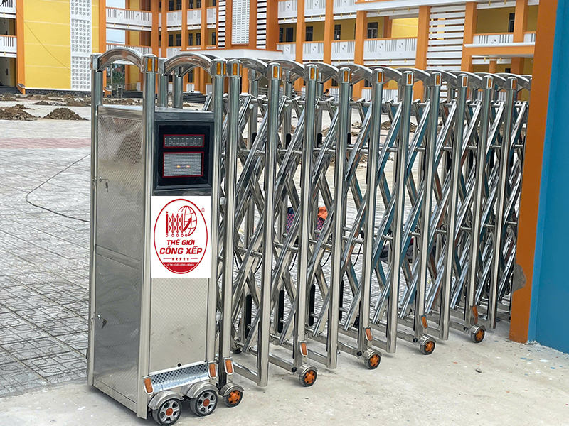 Lắp đặt cổng xếp inox 304 V09KT dài 10m tại Trường THPT